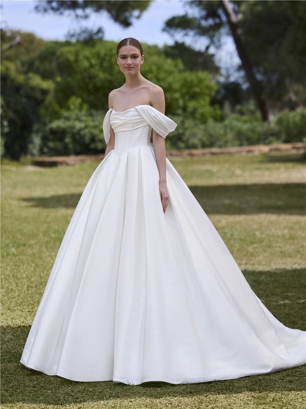 BRAND NEW NEVER BEEN ALTERED PRONOVIAS WEDDING GOWN & VEIL